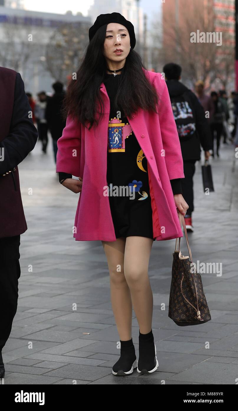 Beijing, Beijing, Chine. Mar 15, 2018. Beijing, Chine - le 15 mars 2018 : Chic jeunes marcher dans Sanlitun, le moyeu de la mode à Beijing. Crédit : SIPA Asie/ZUMA/Alamy Fil Live News Banque D'Images