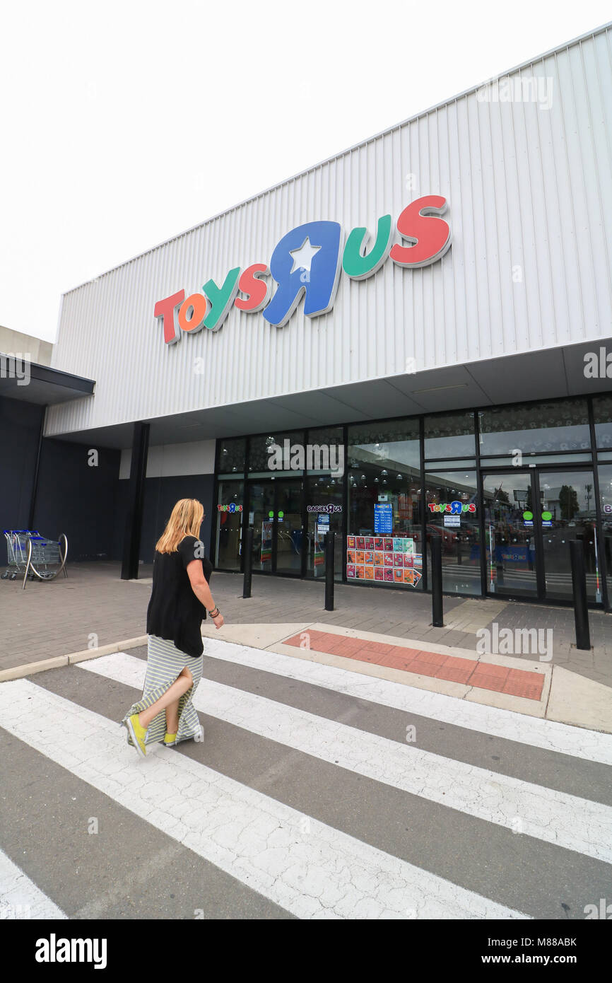 Adelaide en Australie. 16 mars 2018. Toys "R" Us et Babies "R" Us de vente en Australie qui emploient 2 700 personnes font face à un futur incertain menace de fermeture et de pertes d'après le mal-américain du commerce de détail a fait faillite en septembre 2017 de protection. Toys "R" Us a environ 1600 magasins du monde entier avec environ 60 000 employés et les 70 ans de société a lutté avec plus de 5 milliards de dollars dans la dette et de la baisse des ventes en raison de la concurrence d'Amazon et de la chaîne d'escompte Crédit Walmart : amer ghazzal/Alamy Live News Banque D'Images