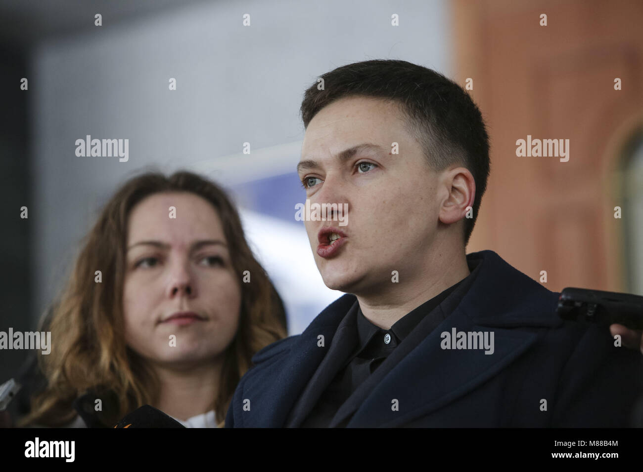 Kiev, Ukraine. Mar 15, 2018. MP Nadia Savchenko parle aux représentants des médias avant l'interrogatoire au Service de sécurité de Lukraine (SSU) à Kiev, Ukraine, le 15 mars 2018. Service de sécurité de l'Ukraine demande aux questions législateur Nadia Savchenko dans le cas d'accusation de Vladimir Ruban arme illégale de la manipulation et de la préparation d'essayer les actes de terrorisme, à Kiev. Credit : Sergii Kharchenko/ZUMA/Alamy Fil Live News Banque D'Images