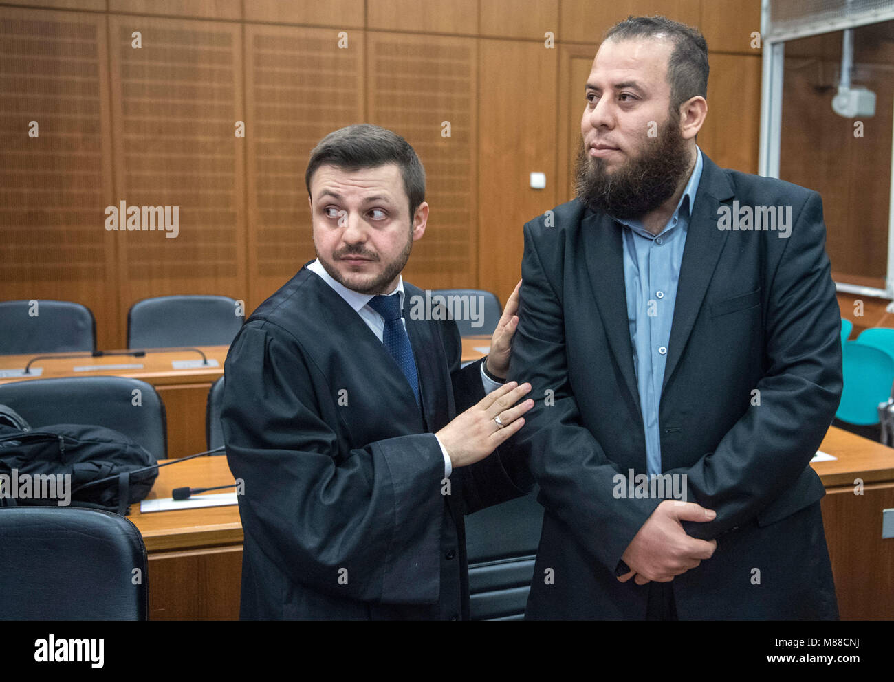 Francfort, Allemagne. Mar 16, 2018. 16 mars 2018, l'Allemagne, Frankfurt/Main : un 37-year-old défendeur (r) de patrimoine syrien attend le début de son procès avec son avocat Ali Aydin (l) debout à côté de lui. L'ancien candidat au doctorat est accusé d'incitation à la violence pour avoir distribué des documents de promotion d'ISIS à l'Université Technique de Darmstadt. Photo : Boris Roessler/dpa dpa : Crédit photo alliance/Alamy Live News Banque D'Images