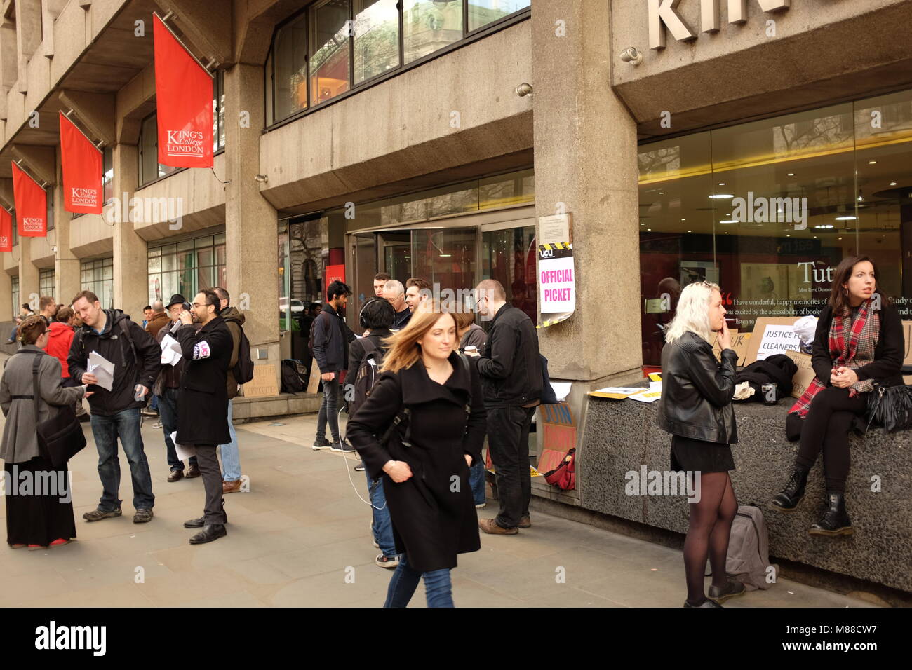 King's College, Londres, Royaume-Uni. Mar 16, 2018. Suppression des universitaires se tenir dans une ligne de piquetage à l'extérieur de King's College London (KCL) pour protester contre les coupes dans leurs pensions, le 16 mars, 2018 . Les membres de la membres de l'université et collège Union (UCU) ont fait grève à 57 universités et collèges. Les responsables syndicaux ont dit qu'ils peuvent continuer la grève jusqu'en juillet. Crédit : Jon Rosenthal/Alamy Live News Banque D'Images