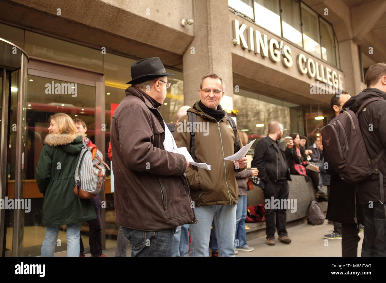 King's College, Londres, Royaume-Uni. Mar 16, 2018. Suppression des universitaires se tenir dans une ligne de piquetage à l'extérieur de King's College London (KCL) pour protester contre les coupes dans leurs pensions, le 16 mars, 2018 . Les membres de la membres de l'université et collège Union (UCU) ont fait grève à 57 universités et collèges. Les responsables syndicaux ont dit qu'ils peuvent continuer la grève jusqu'en juillet. Crédit : Jon Rosenthal/Alamy Live News Banque D'Images