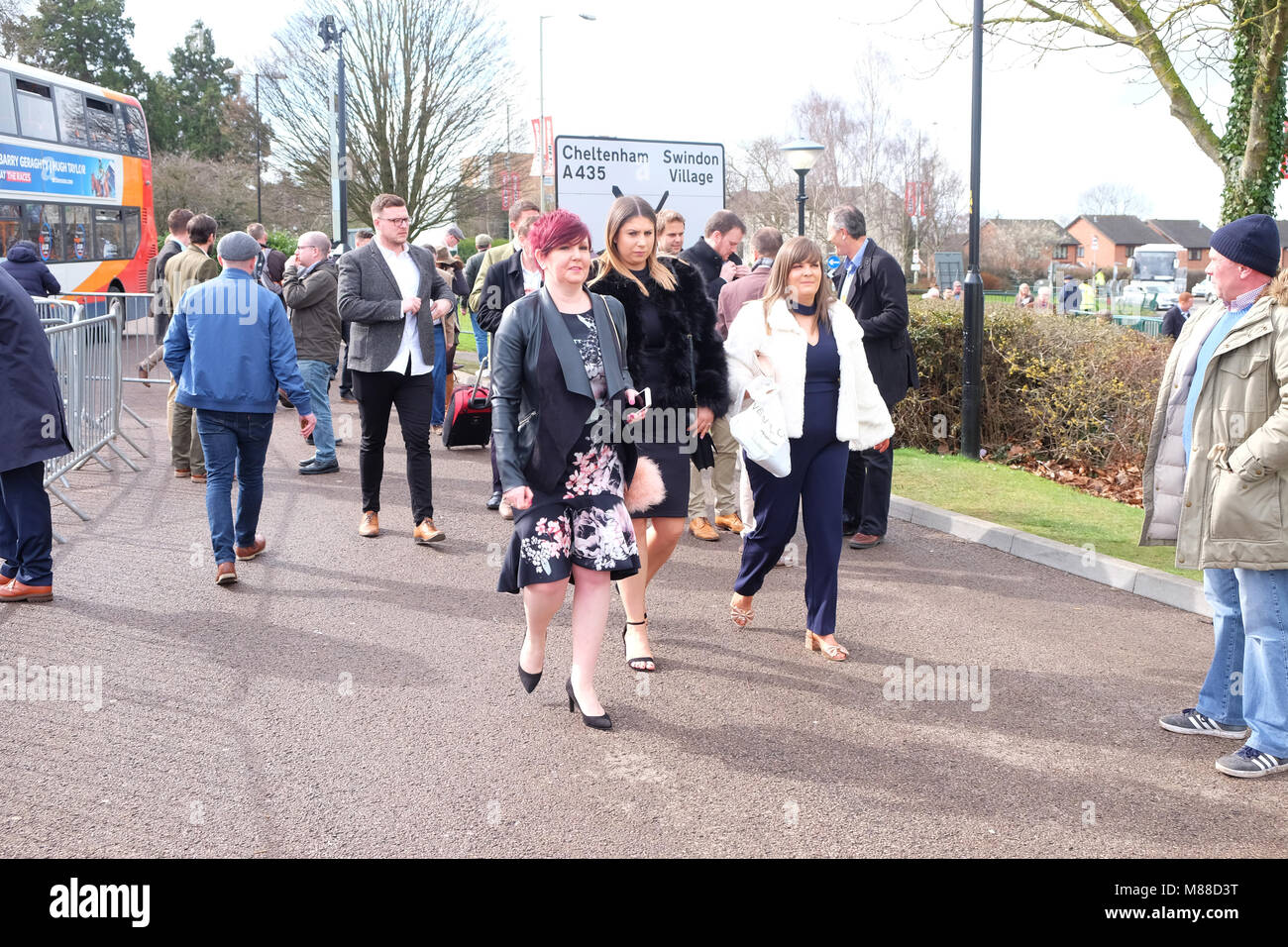 Festival de Cheltenham, Gloucestershire, UK - Vendredi 16 mars 2018 - Les amateurs de course arrivent à la Cheltenham Festival à venir de cette après-midi classic Gold Cup. Steven Mai / Alamy Live News Banque D'Images