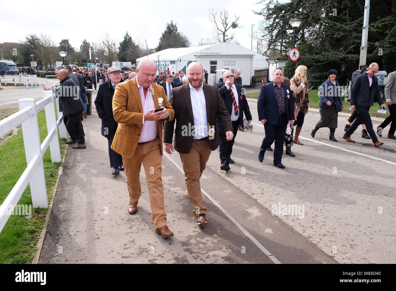 Festival de Cheltenham, Gloucestershire, UK - Vendredi 16 mars 2018 - Les amateurs de course arrivent à la Cheltenham Festival à venir de cette après-midi classic Gold Cup. Steven Mai / Alamy Live News Banque D'Images