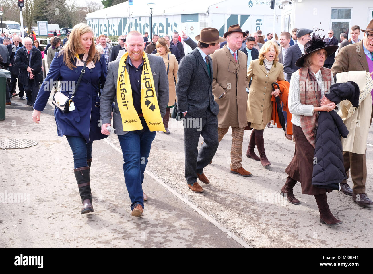 Festival de Cheltenham, Gloucestershire, UK - Vendredi 16 mars 2018 - Les amateurs de course arrivent à la Cheltenham Festival à venir de cette après-midi classic Gold Cup. Steven Mai / Alamy Live News Banque D'Images