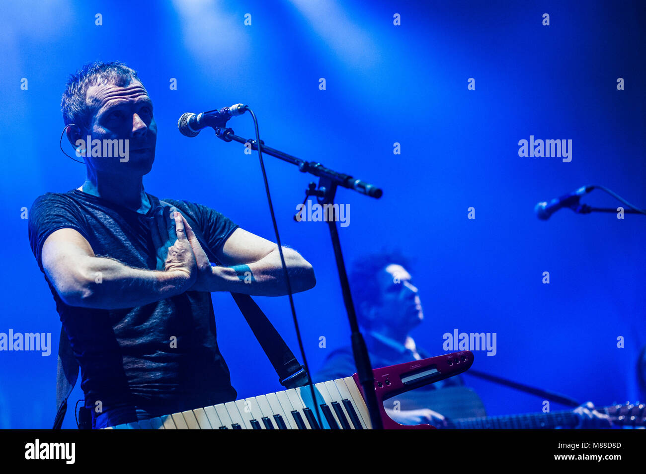 Brighton, East Sussex. 15 mars 2018. Pop rock band Belle and Sebastian en concert au Brighton Dome, son premier spectacle en plus de dix ans, avec l'appui de vingt-deux ans, le chanteur et guitariste Julien Baker. Le concert suit Belle and Sebastian's publication d'un trio d'EPs sous le nom de "la manière de résoudre nos problèmes humains". Credit : Francesca Moore/Alamy Live News Banque D'Images