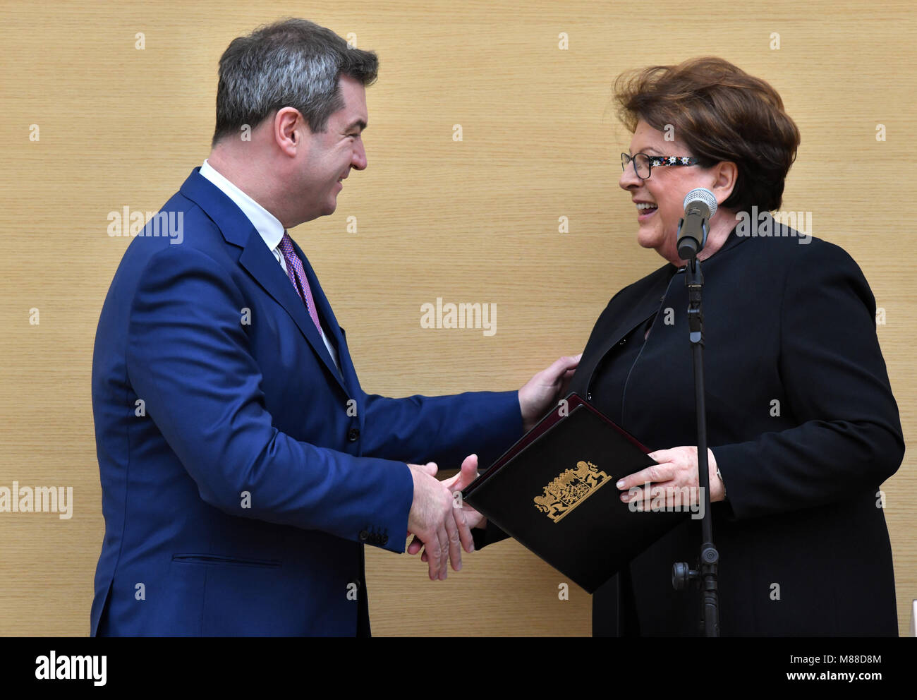 16 mars 2018, l'Allemagne, Munich : Markus Soeder est assermenté comme ministre-président par le Landtag de Bavière Président Barbara Stamm lors d'une réunion de leur faction parti, l'Union chrétienne-sociale (CSU), dans le Landtag de Bavière. Soeder sera le successeur de CSU Horst Seehofer, chef qui a démissionné le 13 mars. Photo : Sven Hoppe/dpa Banque D'Images