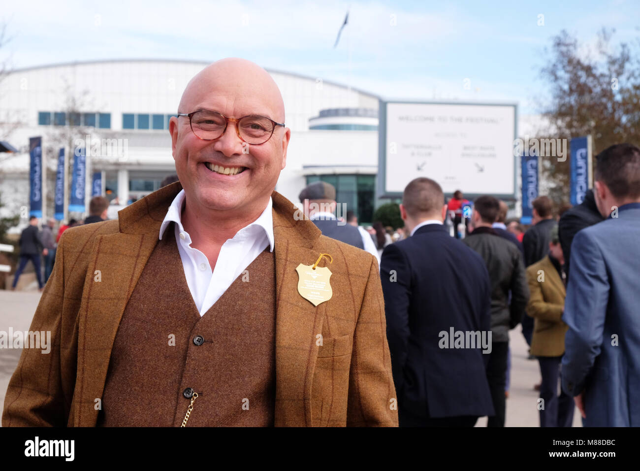 Festival de Cheltenham, Gloucestershire, UK - Vendredi 16 mars 2018 - Celebrity Greg Wallace est parmi les amateurs de course pour arriver au Cheltenham Festival à venir de cette après-midi classic Gold Cup. Steven Mai / Alamy Live News Banque D'Images