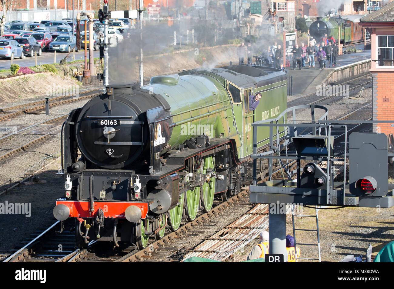 Kidderminster, UK. 16 mars, 2018. Severn Valley amateurs de chemin de fer aiment prendre des photos et se déplaçant sur la ligne de chemin de fer à vapeur qui s'exécute de Kidderminster à Bridgnorth, marquant le début de la Severn Valley Railway Spring Gala à vapeur. Avec le soleil en abondance, beaucoup de personnes s'adonnent à une époque où les déplacements des locomotives telles que la tornade et le roi Édouard II semblait extravagant. Credit : Lee Hudson/Alamy Live News Banque D'Images