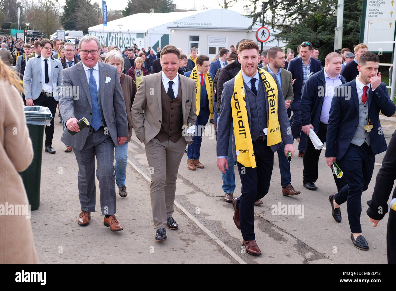 Festival de Cheltenham, Gloucestershire, UK - Vendredi 16 mars 2018 - Les amateurs de course arrivent à la Cheltenham Festival à venir de cette après-midi classic Gold Cup. Steven Mai / Alamy Live News Banque D'Images