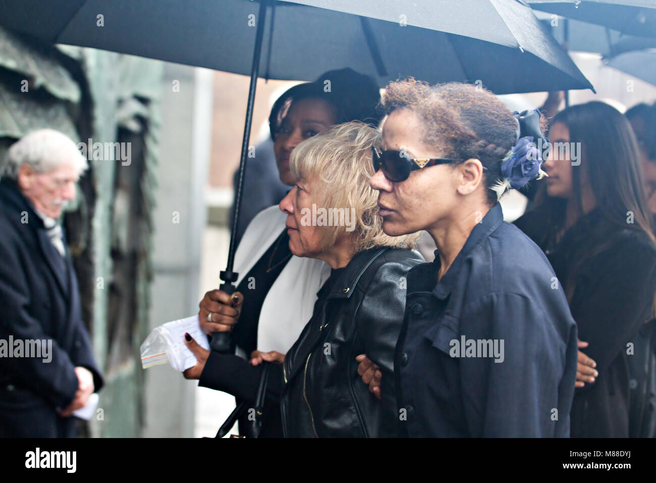 Liverpool, Royaume-Uni. 16 mars 2018. Femme et filles de Amoo Eddy à partir de la vraie chose group assister à ses funérailles à Liverpool Cathédrale Métropolitaine. Credit : Ken Biggs/Alamy Live News. Banque D'Images