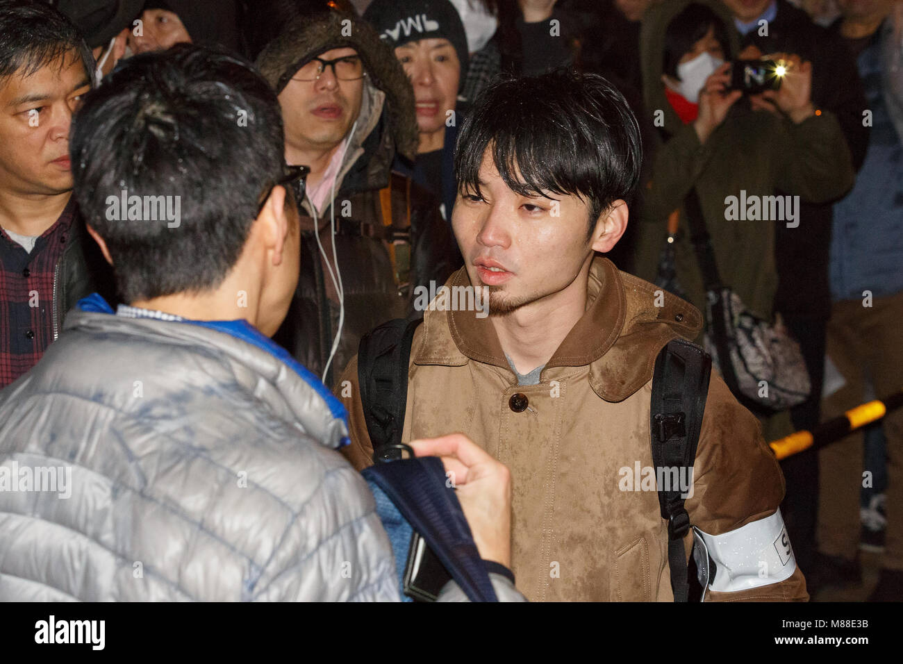 Aki Okuda, ancien membre fondateur du groupe de protestation des étudiants japonais d'action d'urgence aux étudiants pour la démocratie libérale (SEALDs), assiste à une manifestation devant le bureau du Premier Ministre le 16 mars 2018, Tokyo, Japon. La presse japonaise a annoncé qu'un fonctionnaire des finances a écrit une note avant son suicide en confessant qu'il a été forcé de modifier les dossiers cruciaux reliant le Premier ministre Shinzo Abe et son épouse Akie au Moritomo Gakuen scandale. Credit : Rodrigo Reyes Marin/AFLO/Alamy Live News Banque D'Images