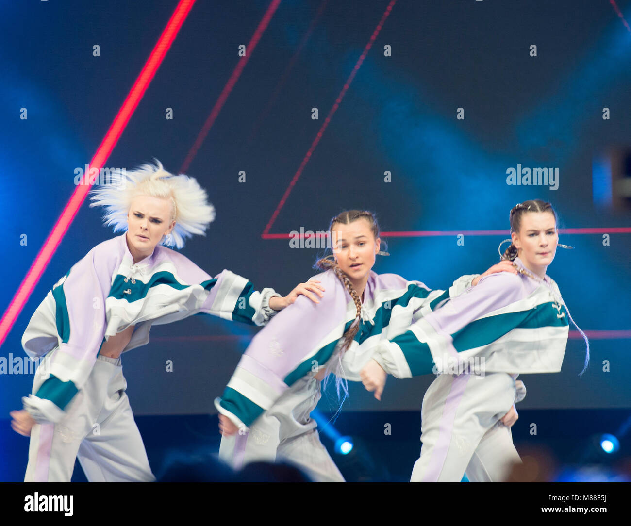 ExCel, Londres, Royaume-Uni. 16 mars 2018. L'événement ouvre la danse du 16 au 18 mars. Code 3 effectuer sur la scène principale. Credit : Malcolm Park/Alamy Live News. Banque D'Images