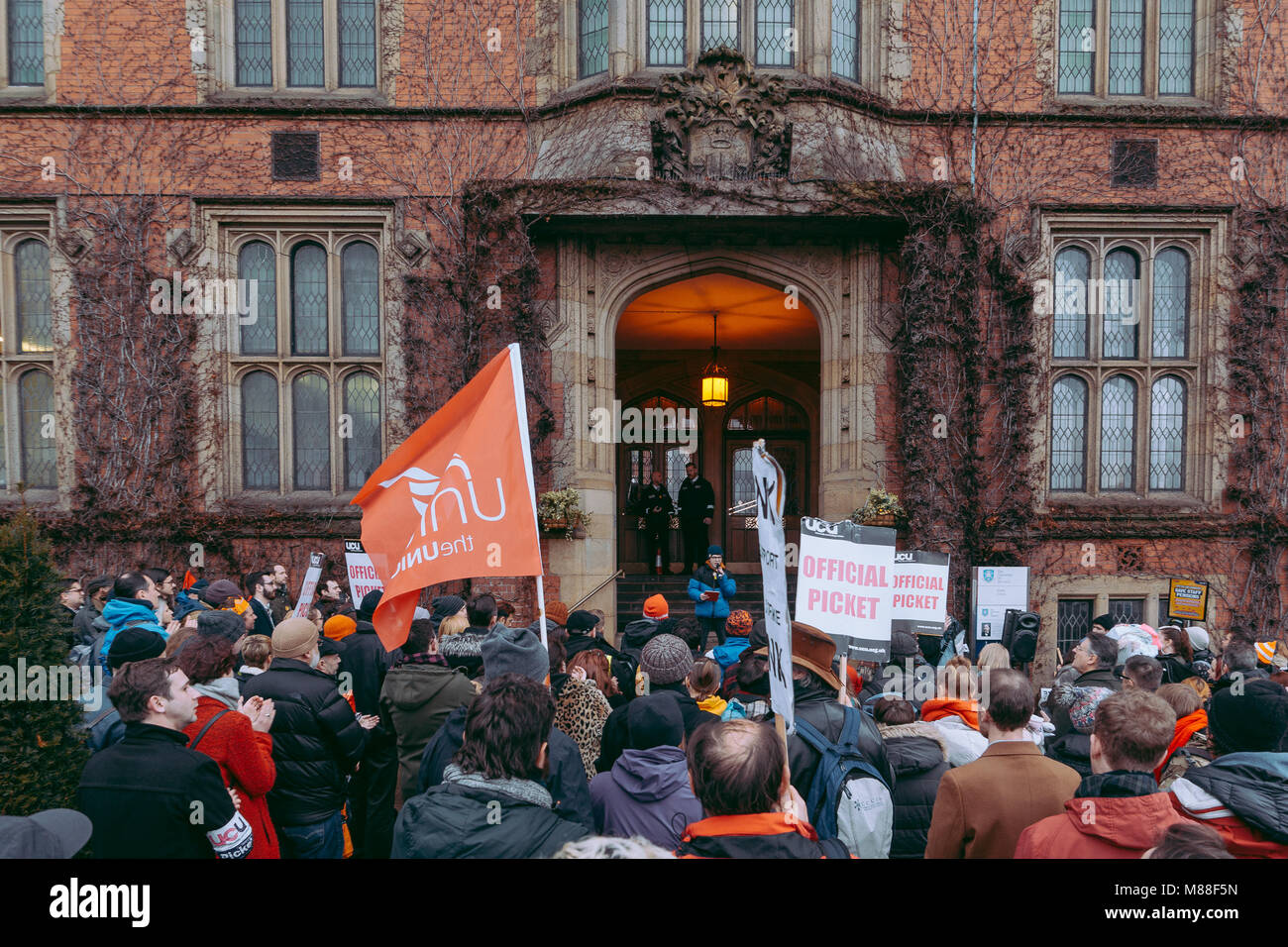 Sheffield, Royaume-Uni. 16 mars, 2018. Université de Sheffield, UK. Universités et collèges manifestation à l'Université de Sheffield. Rassemblement devant la Cour Firth signifiant dernier jour de grève prévu courant continu en matière de différend au sujet de l'éducation davantage les pensions. Credit : Ashley Mayes/Alamy Live News Banque D'Images