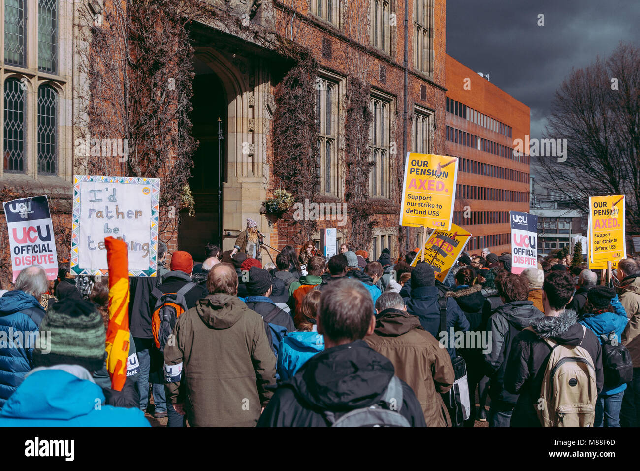 Sheffield, Royaume-Uni. 16 mars, 2018. Université de Sheffield, UK. Universités et collèges manifestation à l'Université de Sheffield. Rassemblement devant la Cour Firth signifiant dernier jour de grève prévu courant continu en matière de différend au sujet de l'éducation davantage les pensions. Credit : Ashley Mayes/Alamy Live News Banque D'Images