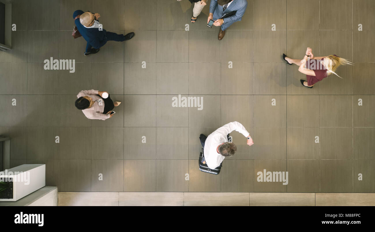 Personnes dans le couloir Banque de photographies et d’images à haute ...