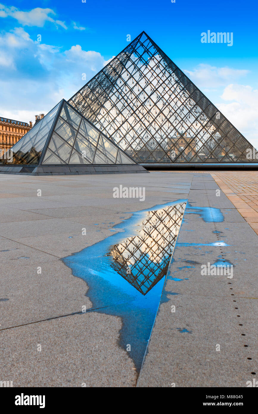 Pyramides de verre du Louvre à Paris avec réflexion abstraite dans l'eau à partir de la flaque laissée par la pluie pendant les inondations de 2018 à Paris Banque D'Images