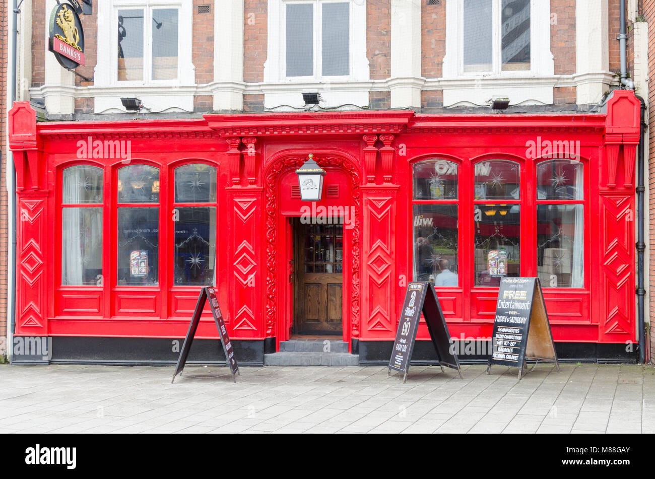 Le Red Lion Pub dans la rue Park, Walsall avec façade rouge vif Banque D'Images
