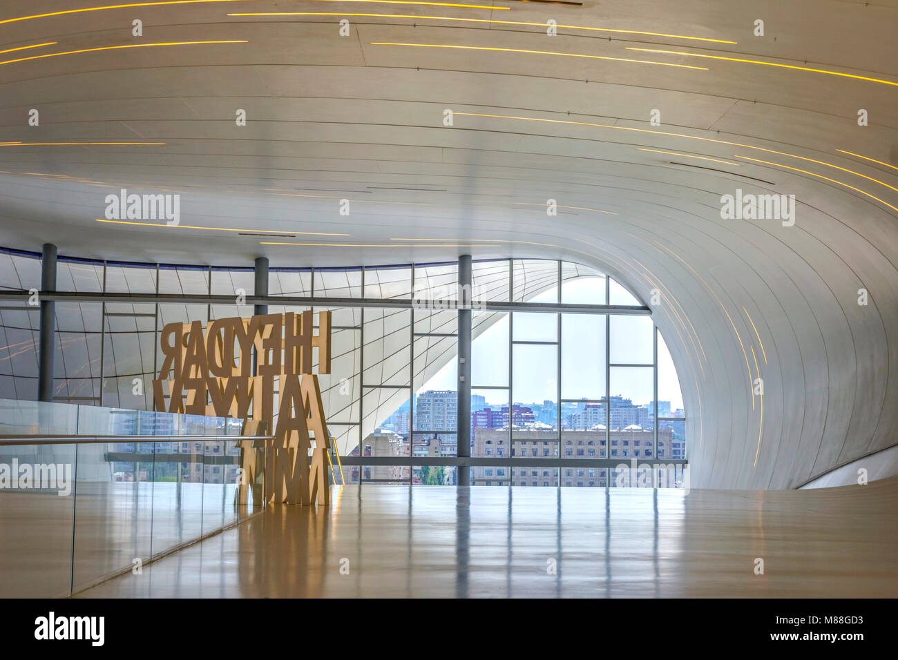 BAKU, Azerbaïdjan - 27 MAI : Intérieur du centre d'Heydar Aliyev, célèbre building à Bakou par Zaha Hadid. Mai 2017 Banque D'Images