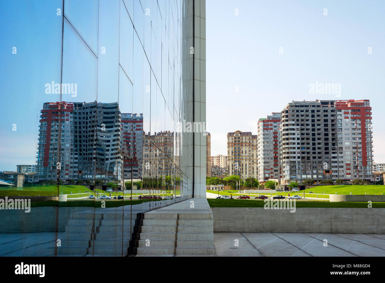 BAKU, Azerbaïdjan - 27 mai : la réflexion de la ville sur la façade de la Fondation Heydar Aliyev centre, par l'architecte Zaha Hadid. Mai 2017 Banque D'Images