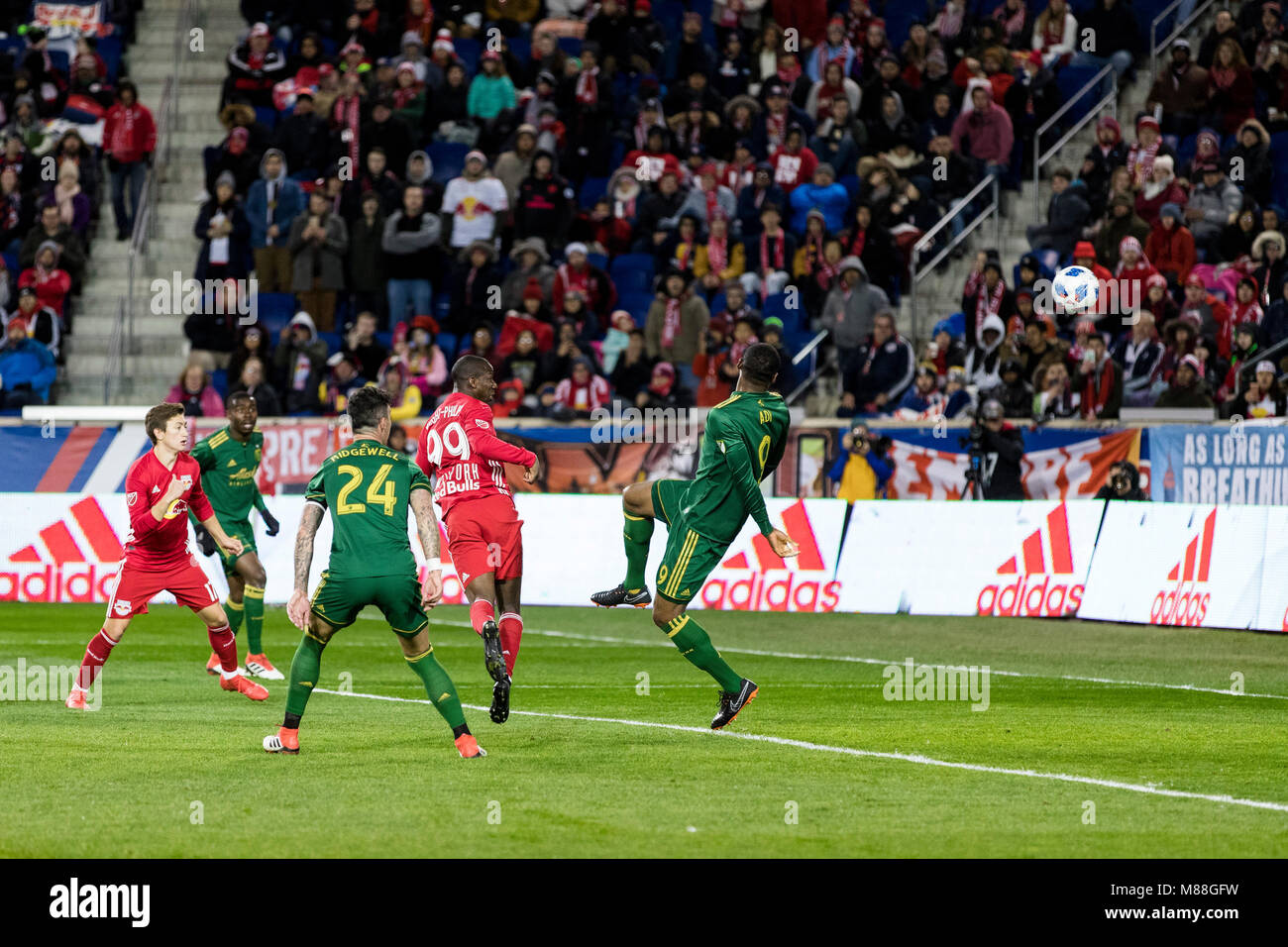 Bradley Wright-Phillips (99) montres son rendez-vous dans l'en-tête pour son premier but de la saison contre les Timbers de Portland. Le jeu s'est terminé 4-0. Banque D'Images