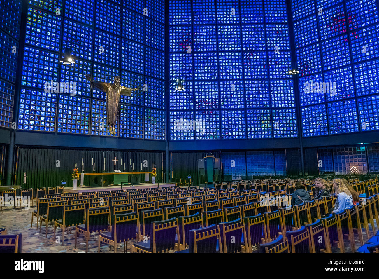 La nouvelle église du Souvenir Kaiser Wilhelm, Breitscheidplatz, Berlin, Allemagne. La nouvelle église a été conçu par Eiermann et se compose de quatre bâtiments grou Banque D'Images