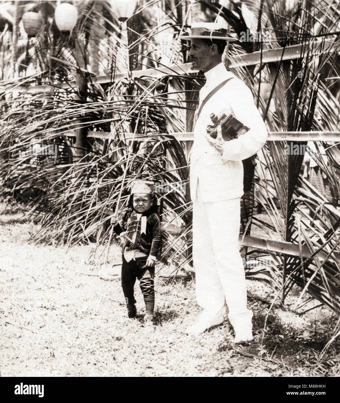 Burton Holmes avec Moro Chieftain Datto Diki Diki, Philippines, 1913 Banque D'Images