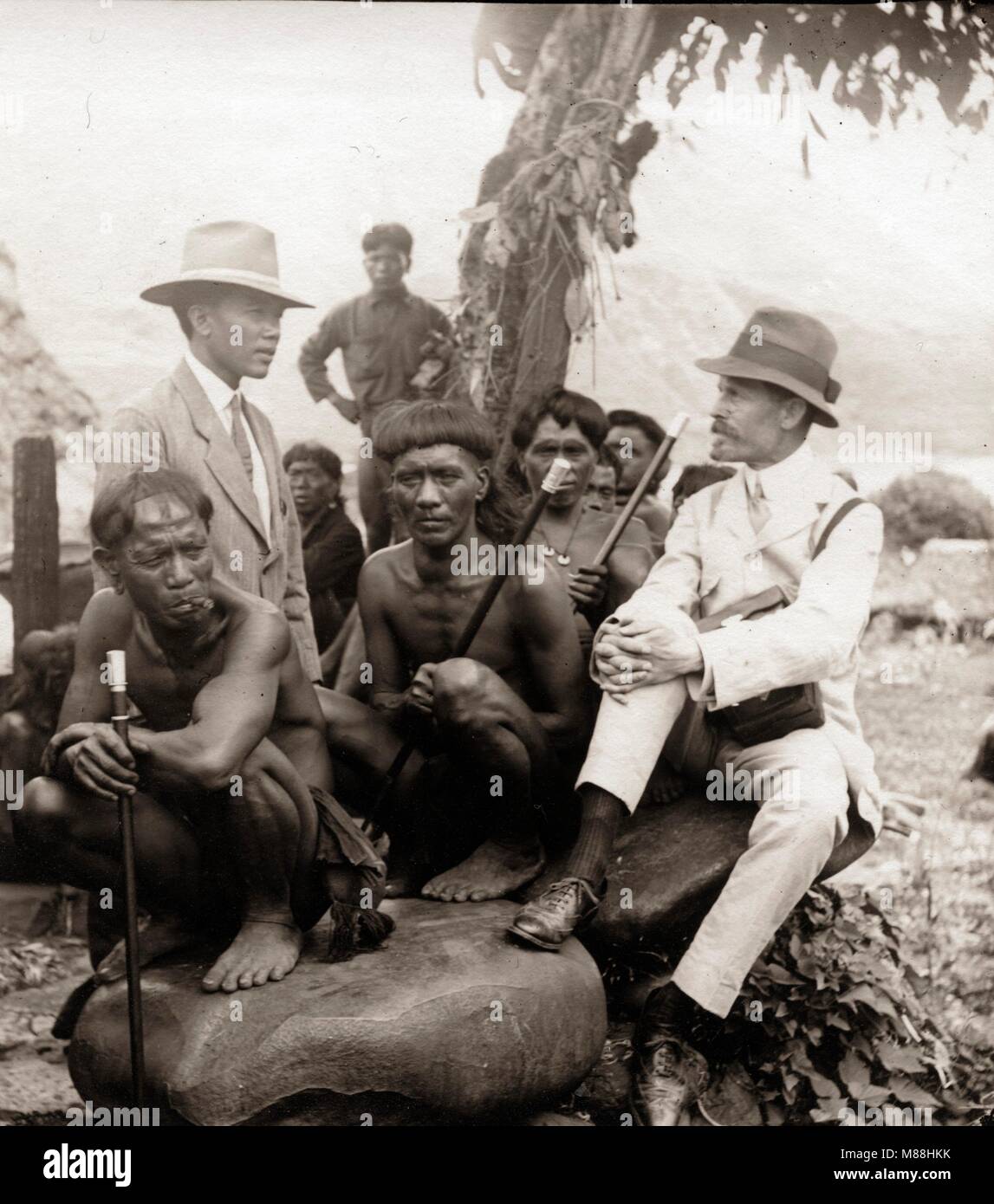 Burton Holmes avec trois d'Presidenyes Igorot, Tribu Bontoc Village, Philippines, 1913 Banque D'Images