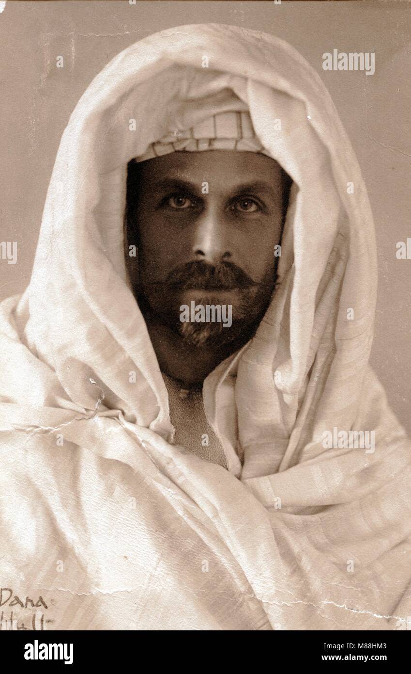 Burton Holmes, en 1894, les vêtements arabes Banque D'Images