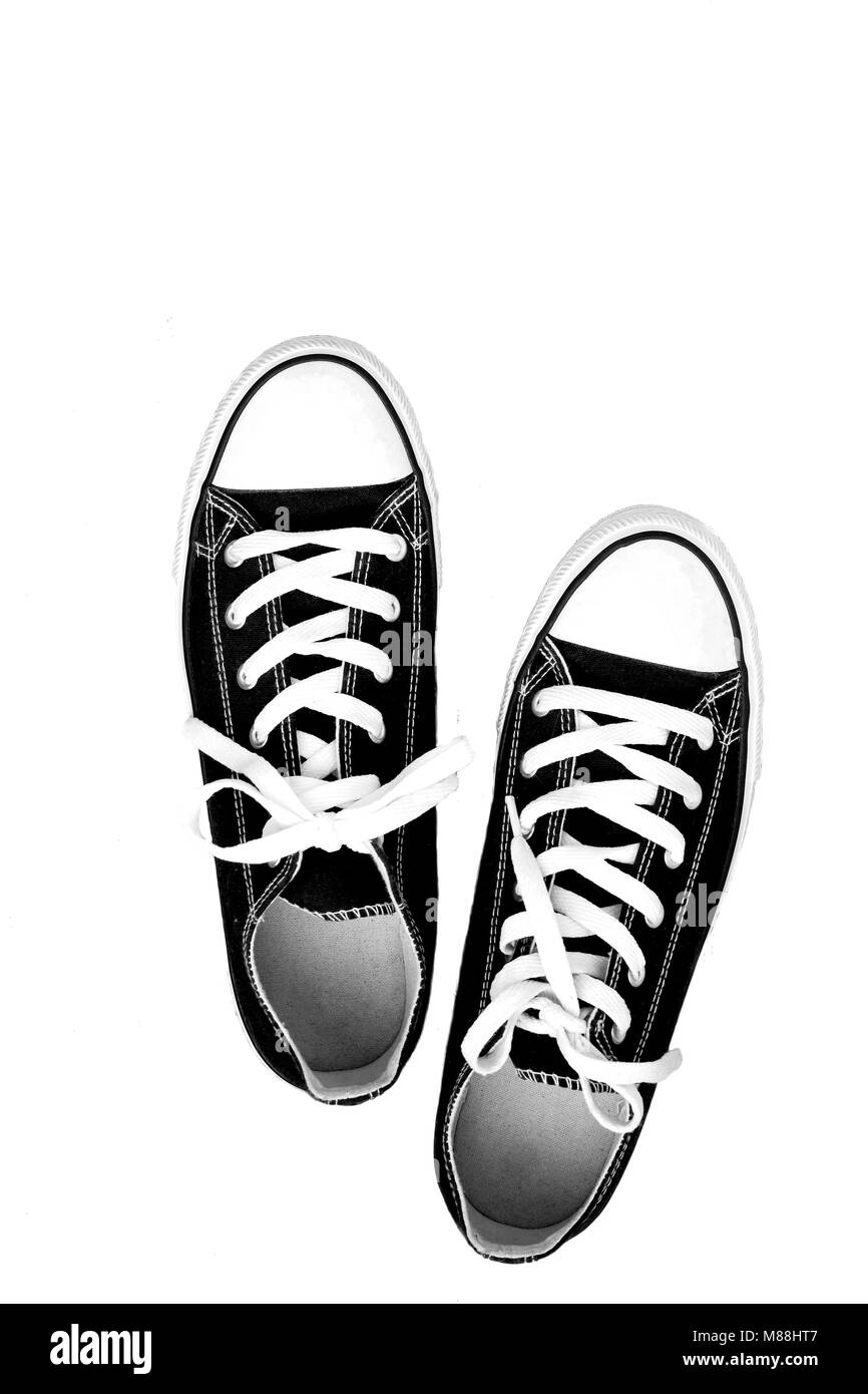 Paire de chaussures de sport chaussures de course des jeunes de couleur sur fond blanc, isolé. Banque D'Images