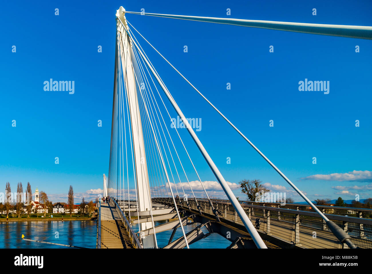 Passerelle passerelle sur le Rhin entre Kehl (Allemagne) et Strasbourg (France). Journée ensoleillée. Banque D'Images