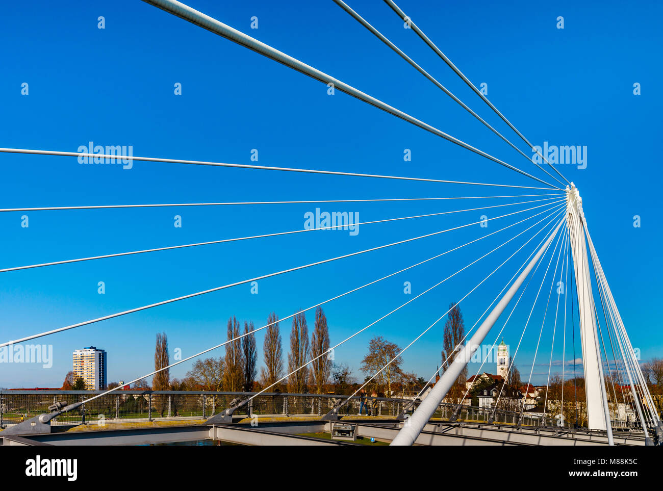 Passerelle passerelle sur le Rhin entre Kehl (Allemagne) et Strasbourg (France). Journée ensoleillée. Banque D'Images