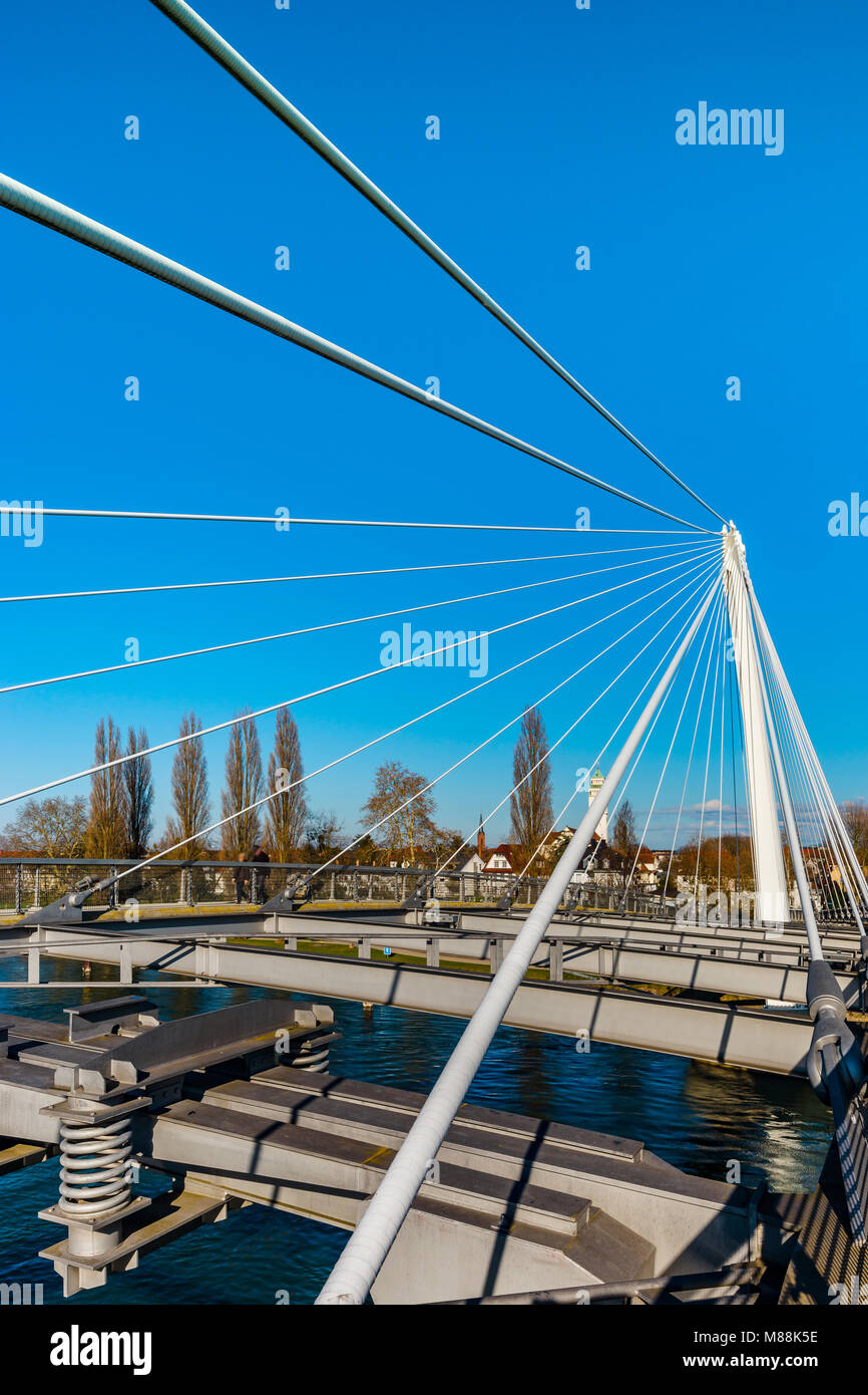 Passerelle passerelle sur le Rhin entre Kehl (Allemagne) et Strasbourg (France). Journée ensoleillée. Banque D'Images