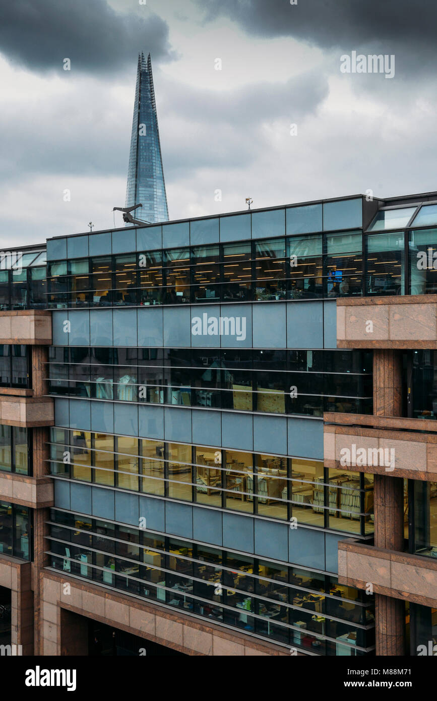 Londres, Royaume-Uni - Mars 13, 2018 : Ville de London au travailleur professionnel 24 avec le Shard Tower dans l'arrière-plan Banque D'Images