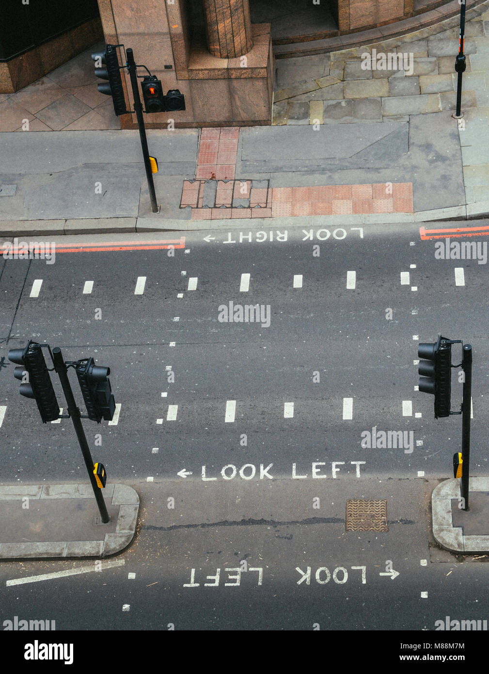Vue perspective de haut vide de passage de piétons dans la ville de Londres. Regardez à gauche emblématique et regardez à droite pour aider les touristes peint des signes de trafic Banque D'Images