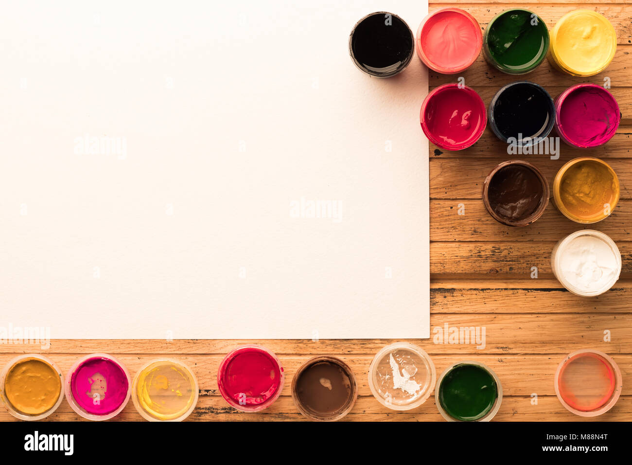 Gouache de couleur et ouvrir les bouchons des pots avec du papier aquarelle blanc. Copyspace. Vue d'en haut Banque D'Images