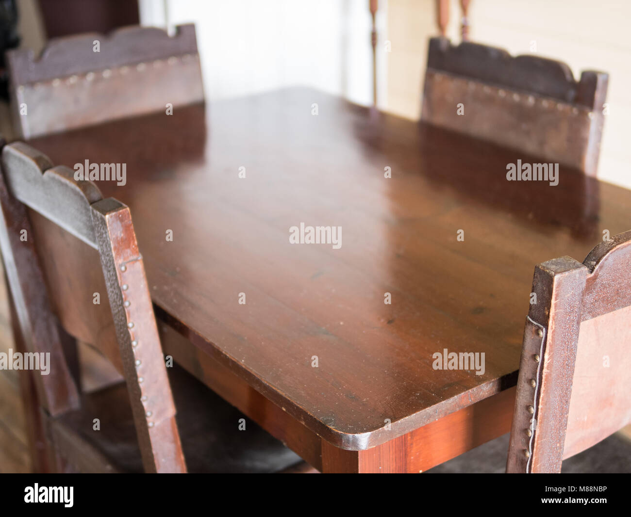 Biran, Cuba - 1 septembre 2017 : une table à manger et quatre chaises dans la chambre Fidel Castro est né à qui est maintenant un musée. Banque D'Images