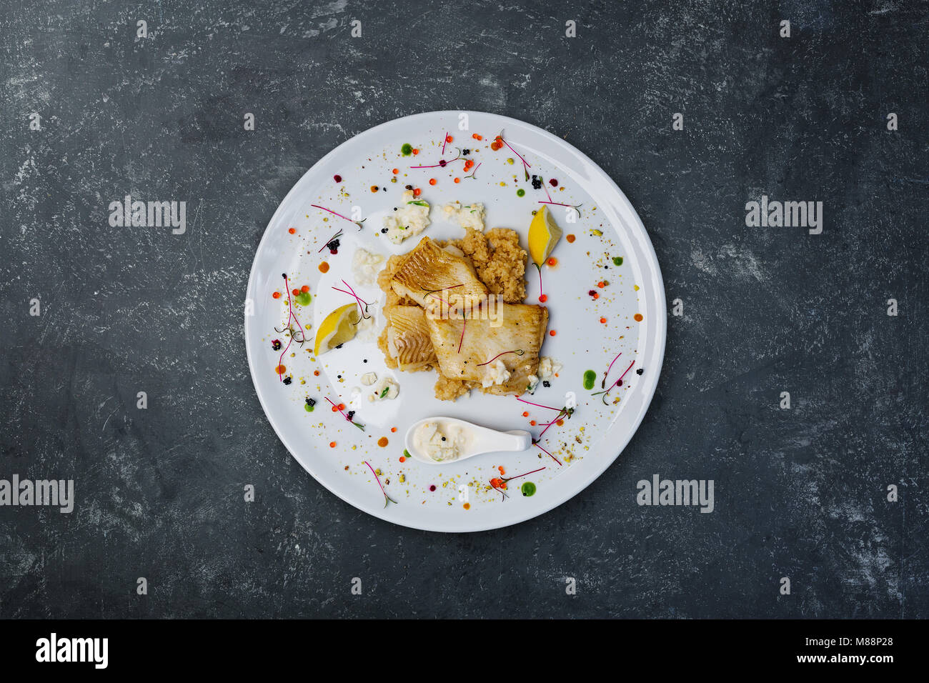 Filet de flétan sauce aux crevettes à la crème dans une assiette blanche. Banque D'Images