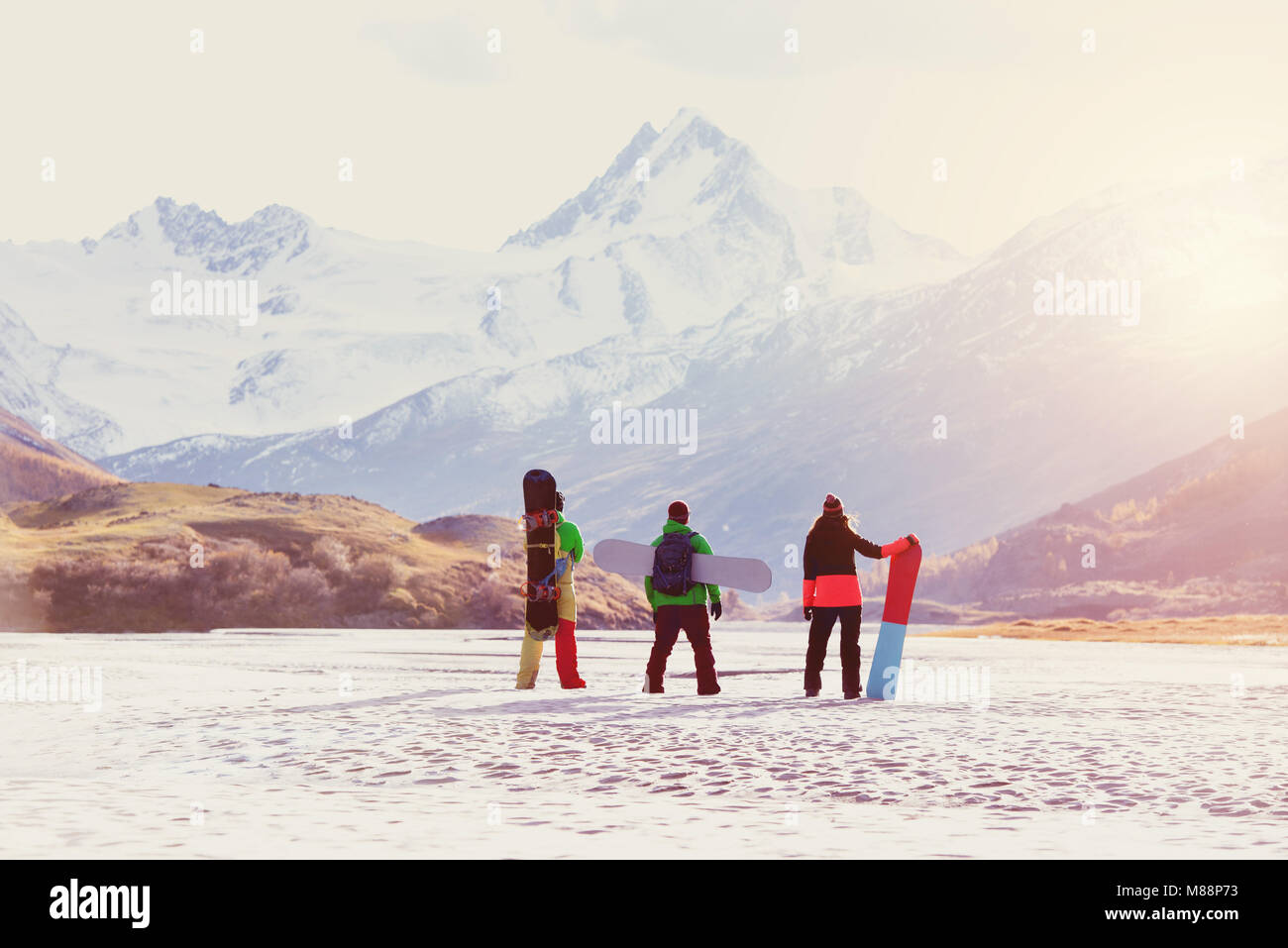 Concept de ski snowboard montagne amis Banque D'Images