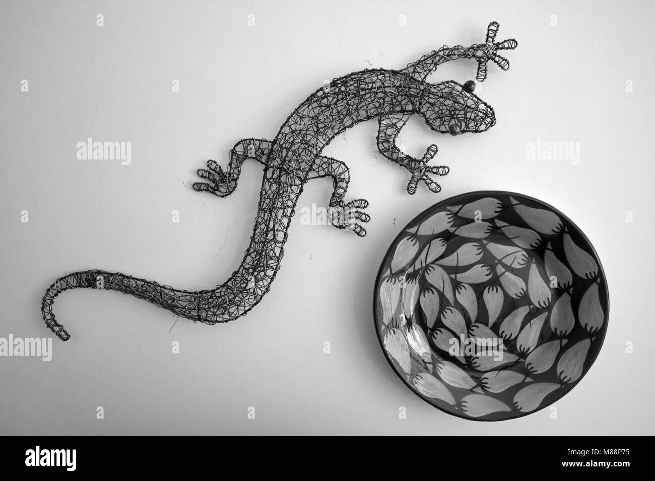Gecko métal et bol conçu Chili Banque D'Images