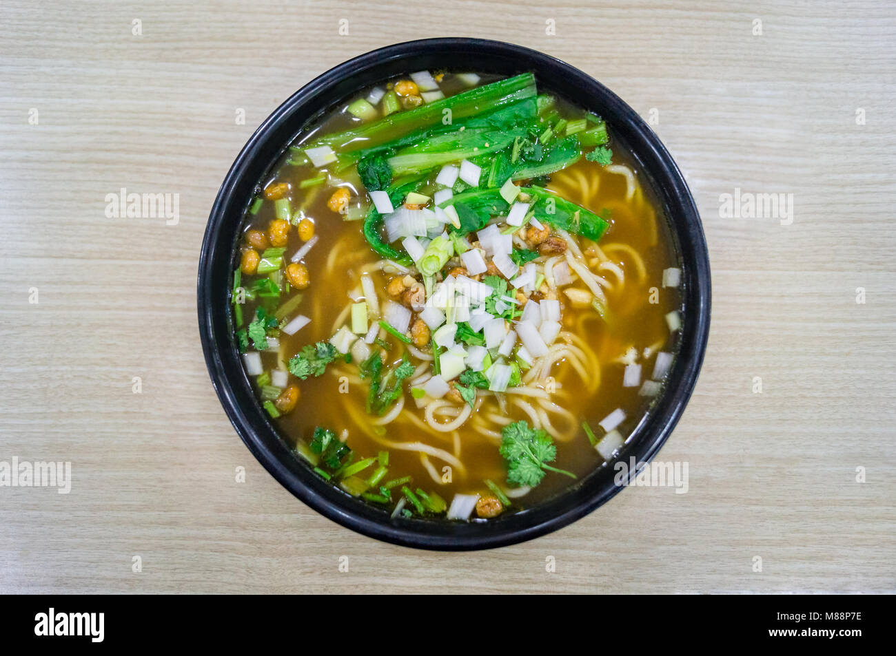 Les nouilles et soupe asiatique dans la situation réelle de la Chinese restaurant fast food. Vue d'en haut Banque D'Images