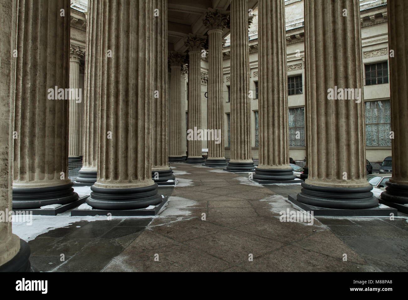 Saint-pétersbourg, Russie, le 5 mars 2018, colonnade ordre ionique de la Cathédrale de Kazan Banque D'Images