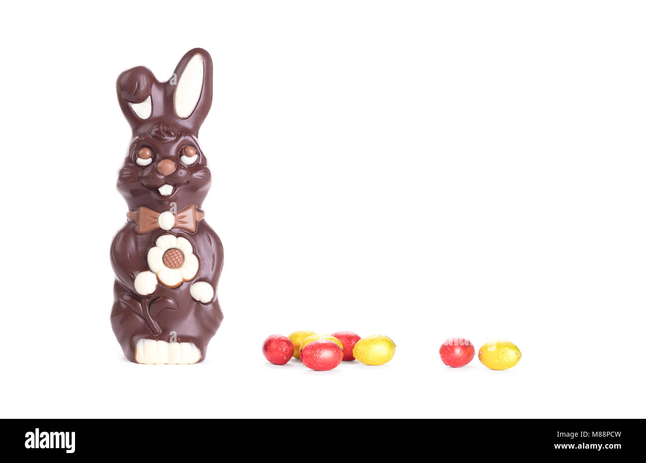 Lapin de Pâques en chocolat isolé sur blanc - chocolat pur Banque D'Images