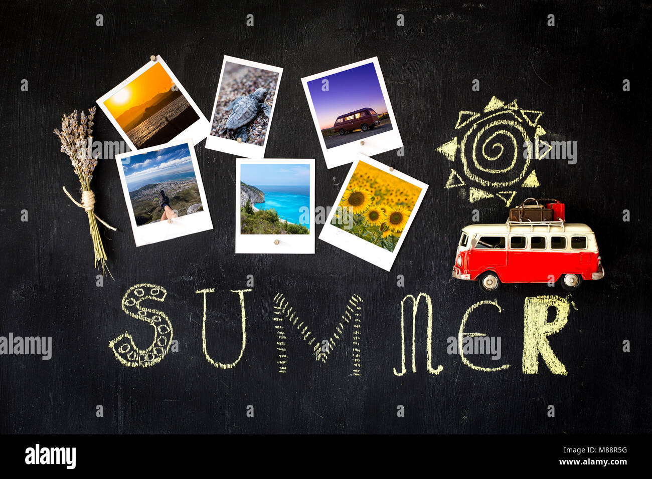 Thème d'été tableau noir avec armatures rétro avec des photographes photos d'été sélectionné et un modèle d'un étain vintage van Banque D'Images
