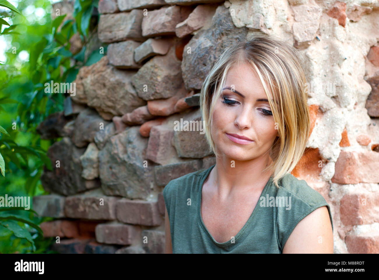 Portrait de plein air d'un triste, moody ou déprimés, belle blonde woman Banque D'Images