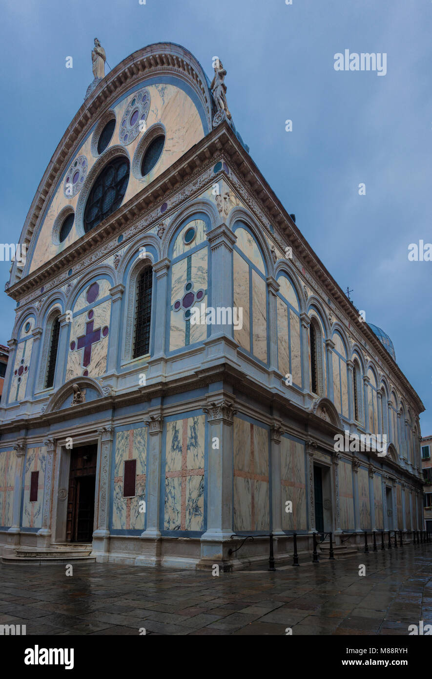 Église appelée "Santa Maria dei Miracoli' dans la place appelée "Campo Santa Maria Nova' dans la partie la plus ancienne de l'île de Venise Banque D'Images