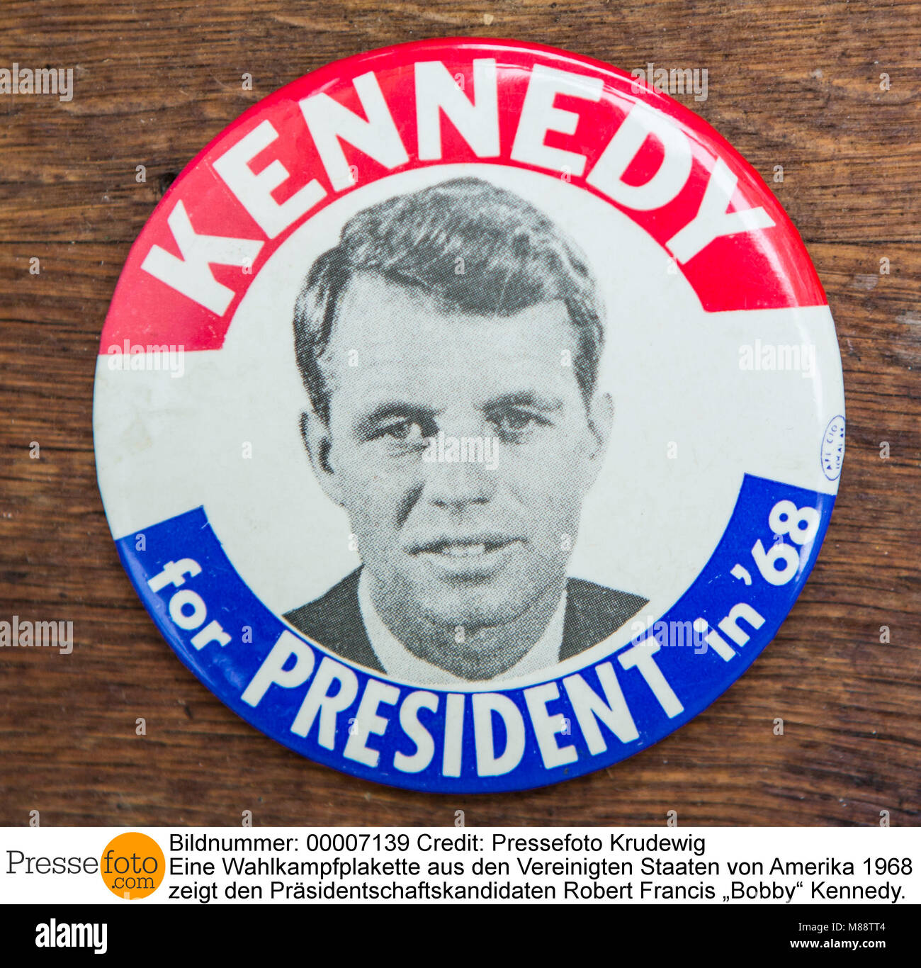 Wahlkampfplakette eine aus den Vereinigten Staaten von Amerika 1968 zeigt den Präsidentschaftskandidaten Robert Francis ?Bobby ? Kennedy. Der jüngere B Banque D'Images