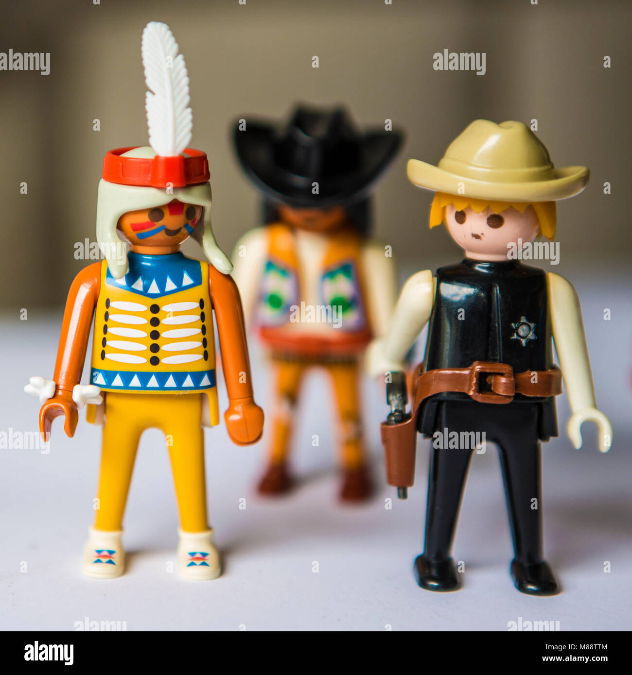 Playmobil-Figuren Cowboy und Indianer, Sherif und Bandit. Banque D'Images