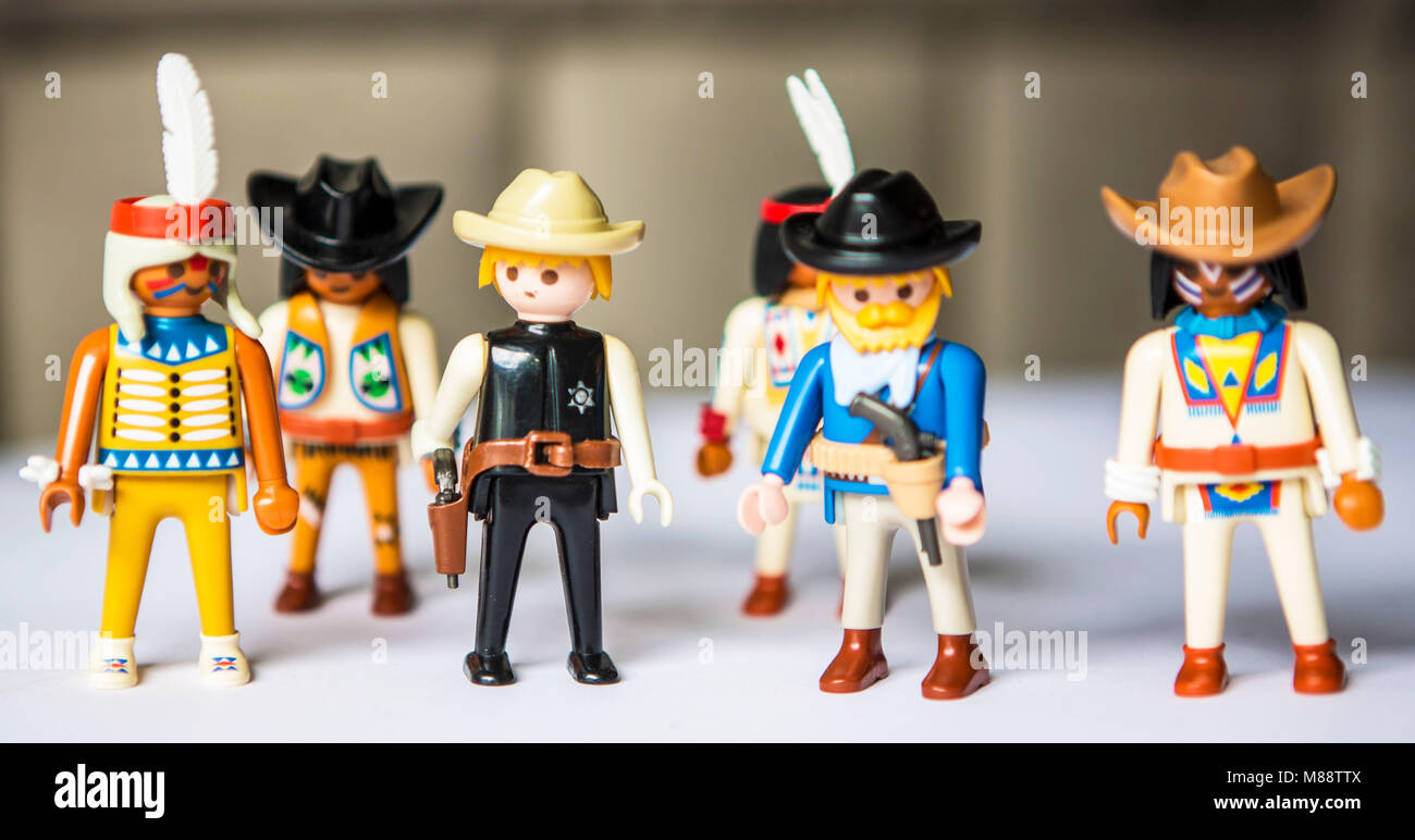 Playmobil-Figuren Cowboy und Indianer, Sherif und Bandit. Banque D'Images