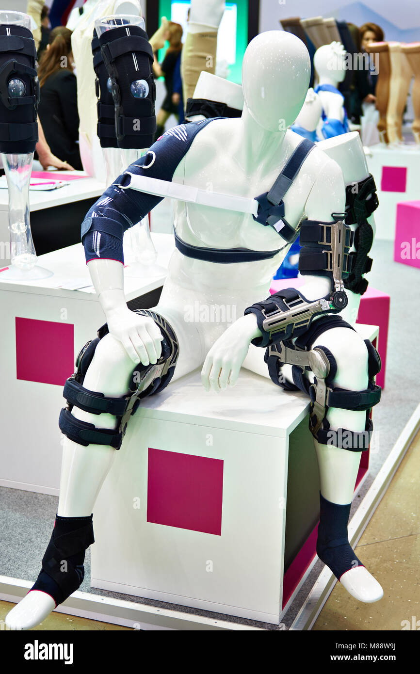 Mannequin avec le coude et le genou rigide détenteurs orthopédique avec une charnière dans le magasin Banque D'Images